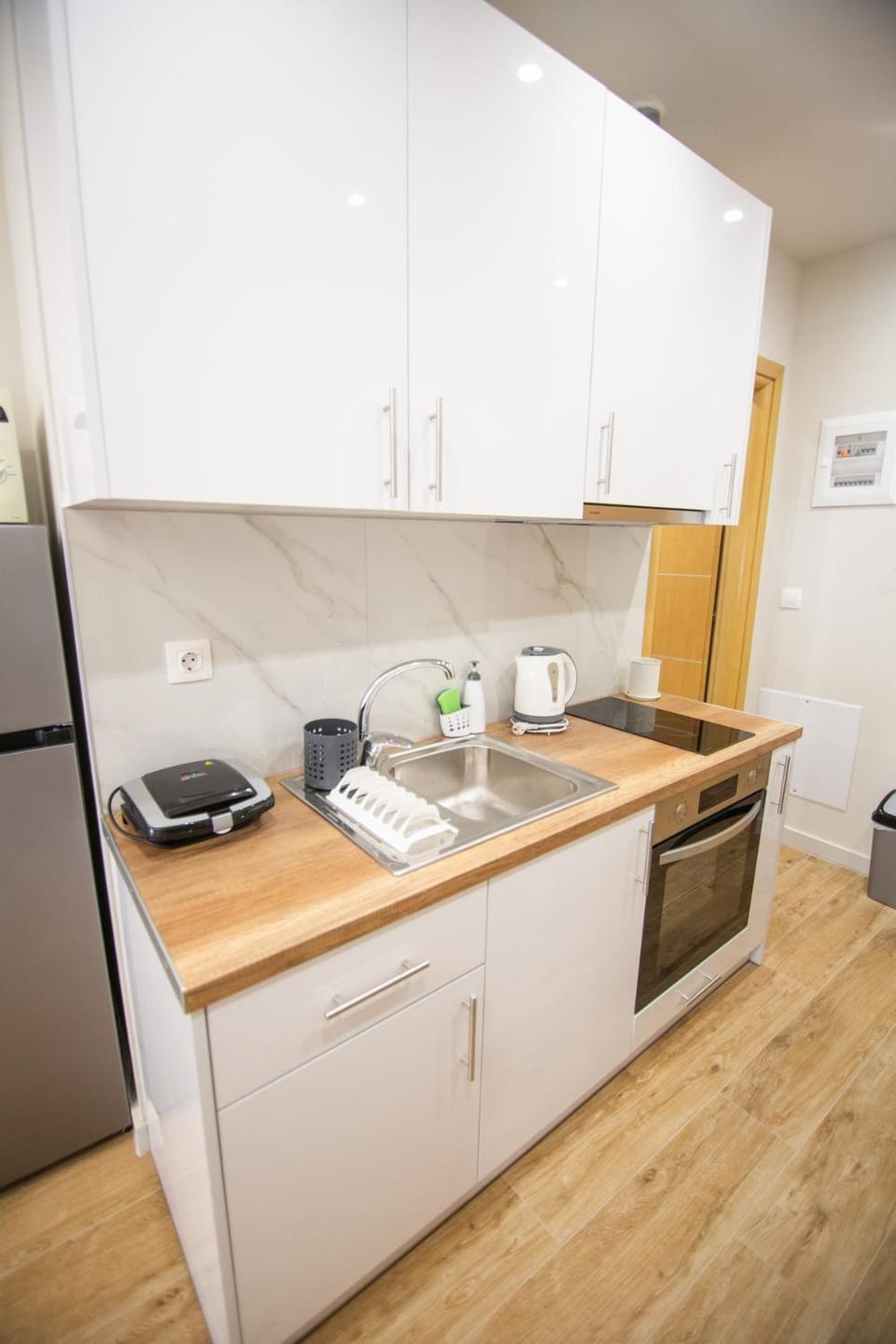 Coffee/tea facilities, oven