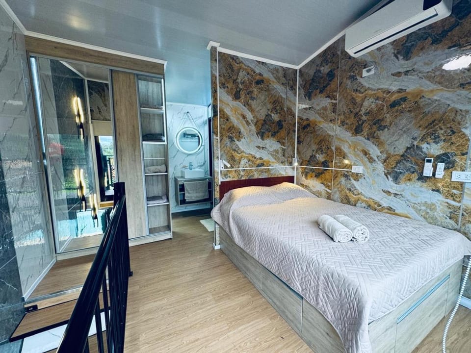 Bed, TV and multimedia, Photo of the whole room, Bedroom, towels, air conditioner