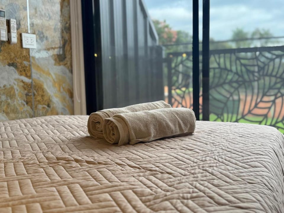 Bed, Bedroom, towels