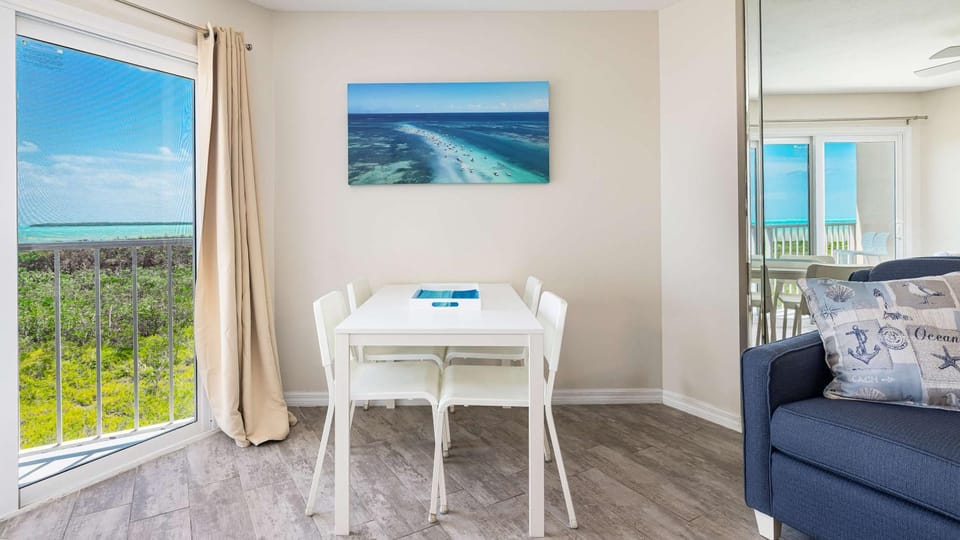 Perfect Location Beautiful Ocean Views Pool & Bar House in Tavernier