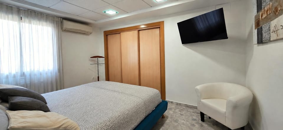 Bed, TV and multimedia, Photo of the whole room, wardrobe, air conditioner