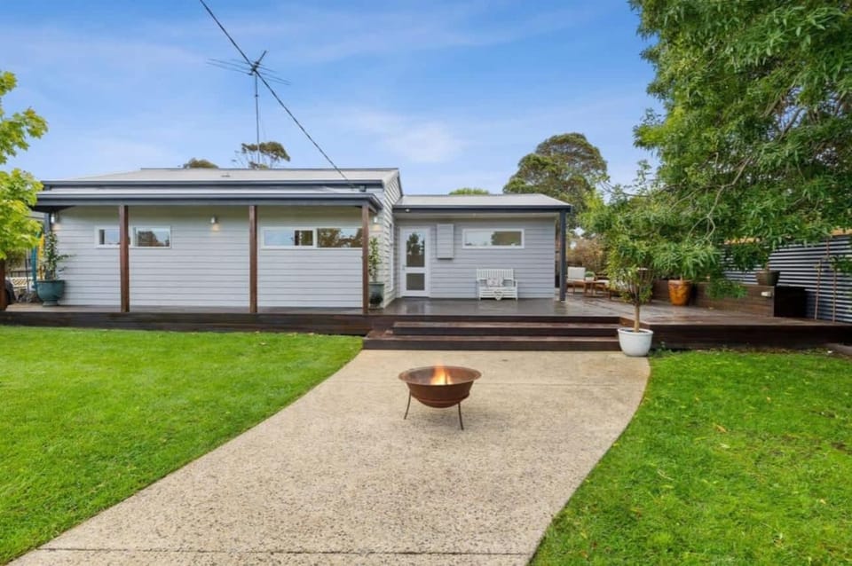Property building, Day, Garden, Garden view