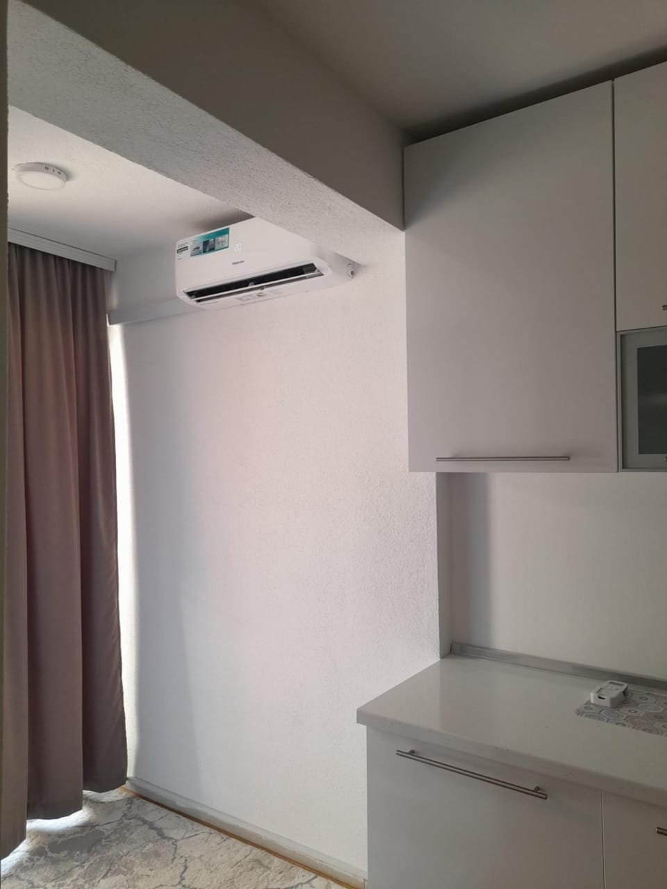 Kitchen or kitchenette, air conditioner