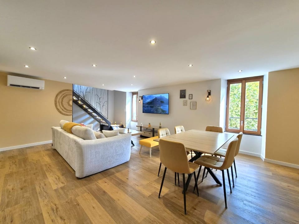 Living room, Dining area
