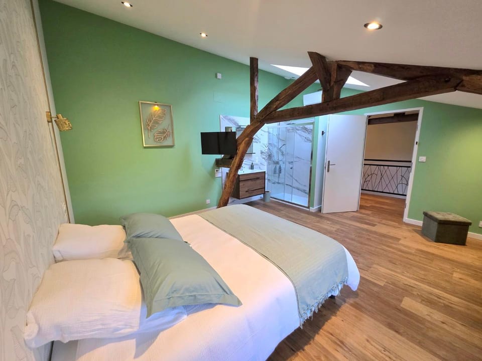 Bed, Photo of the whole room, Bedroom