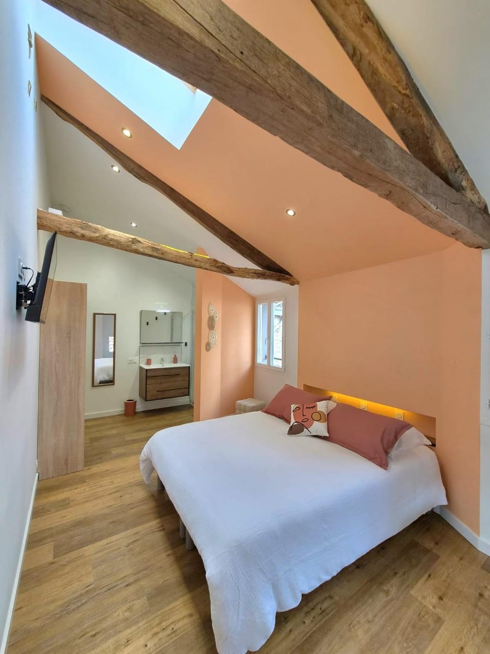 Bed, Photo of the whole room, Bedroom