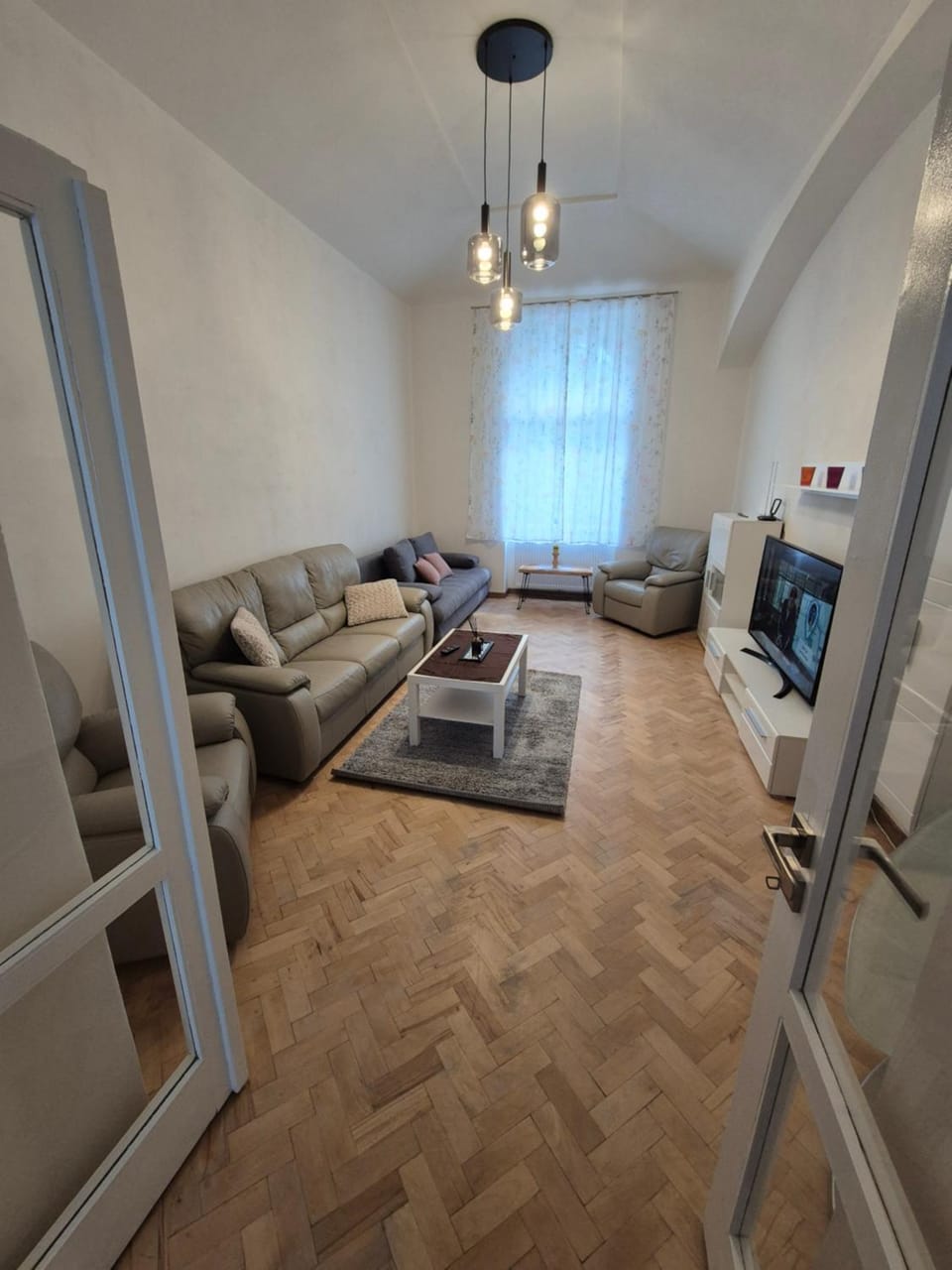 Bed, TV and multimedia, Living room, Photo of the whole room, Seating area