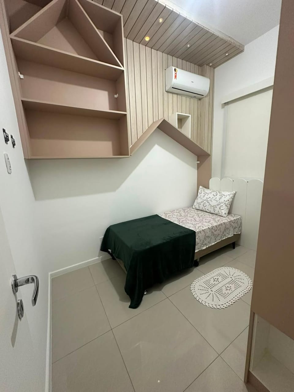 Bed, Photo of the whole room, Bedroom, wardrobe, air conditioner