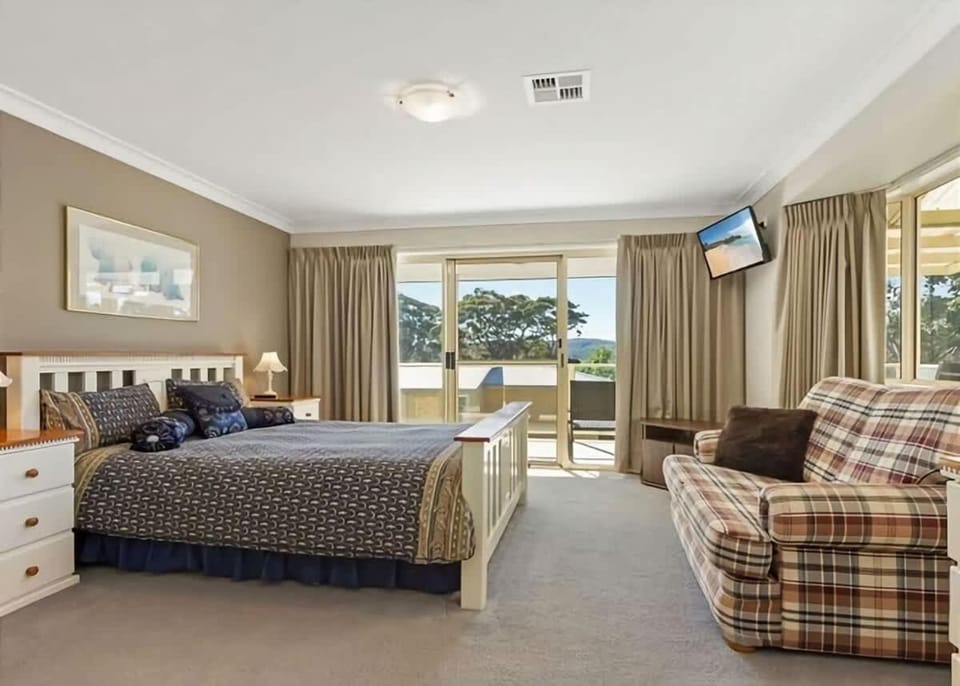 Mossy Point Pool House Beach Walk Sleeps 10 House in Annetts Parade