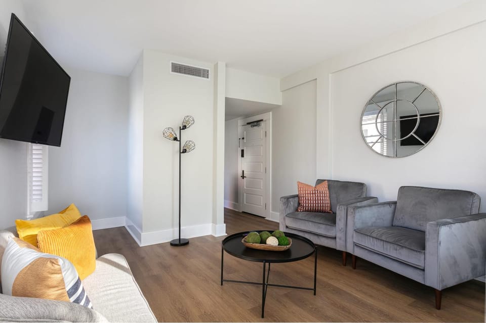 Gorgeous 2BR Gaslamp Modern Comfort & Walkable Apartment in Gaslamp Quarter
