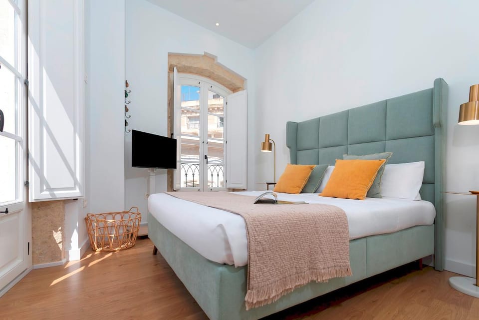 Bed, TV and multimedia, Bedroom