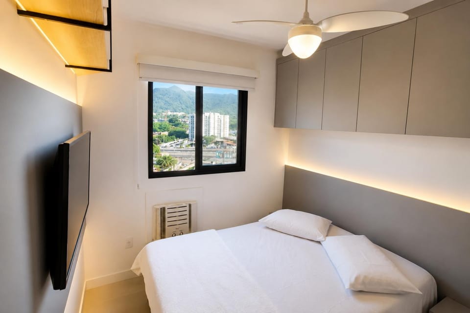 Bed, TV and multimedia, Photo of the whole room, Bedroom