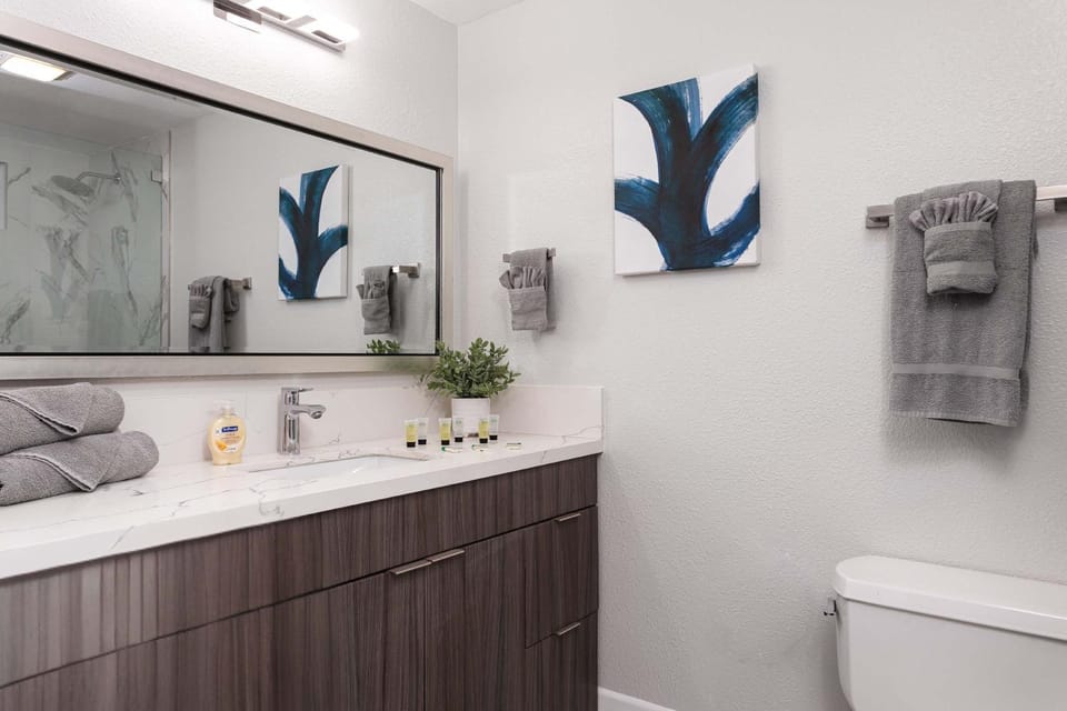 Vibrant Gaslamp Suite Convenient Central Location Apartment in Gaslamp Quarter
