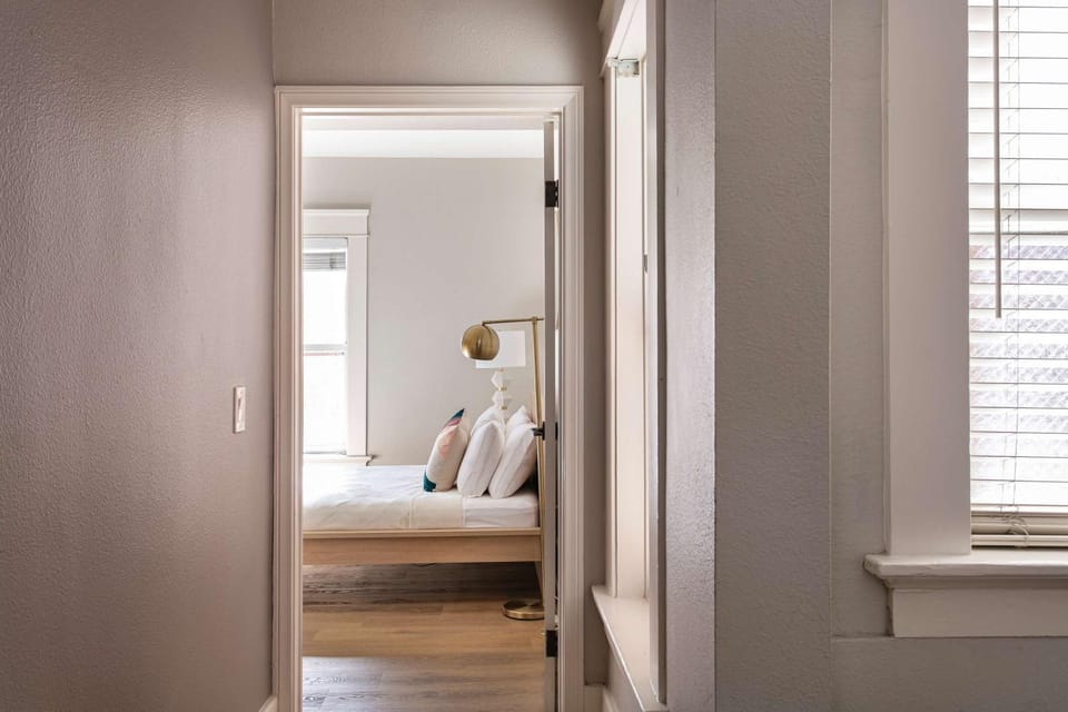 Modern Gaslamp Studio Bright Design & Walk to Hotspots Apartment in Gaslamp Quarter