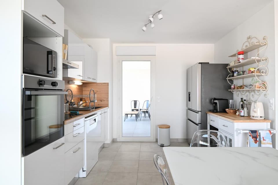 Kitchen or kitchenette