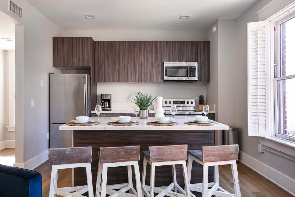 Upscale 2BR Walk to Gaslamp Hotspots & Sleeps 5 Apartment in Gaslamp Quarter