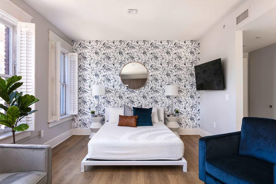 Upscale 2BR Walk to Gaslamp Hotspots & Sleeps 5 Apartment in Gaslamp Quarter