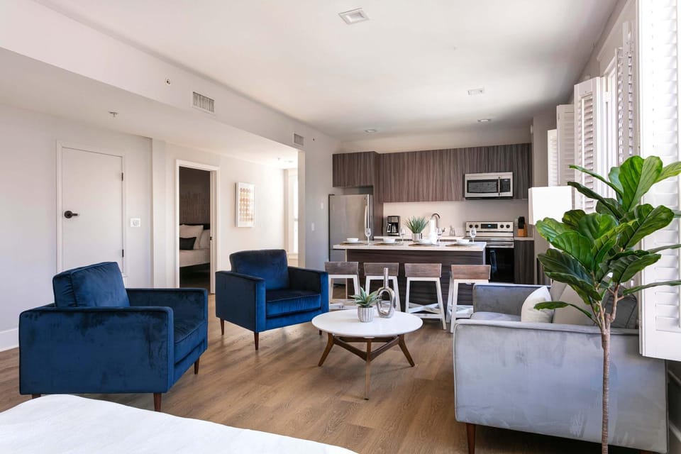 Upscale 2BR Walk to Gaslamp Hotspots & Sleeps 5 Apartment in Gaslamp Quarter