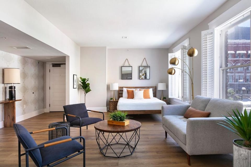worthy 2BR Hotel Suite Heart of Gaslamp Apartment in Gaslamp Quarter