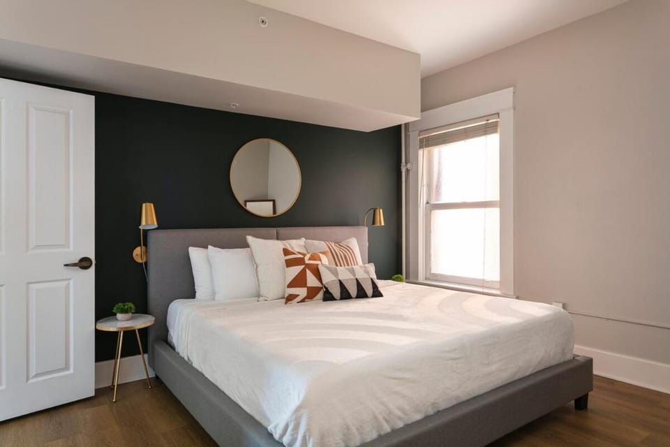 worthy 2BR Hotel Suite Heart of Gaslamp Apartment in Gaslamp Quarter