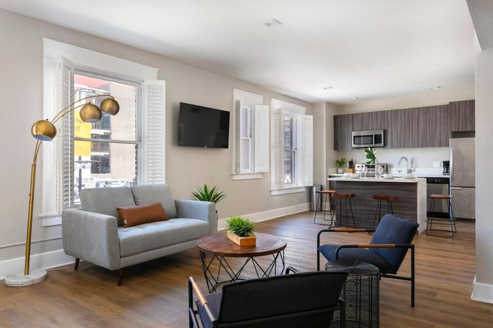 worthy 2BR Hotel Suite Heart of Gaslamp Apartment in Gaslamp Quarter