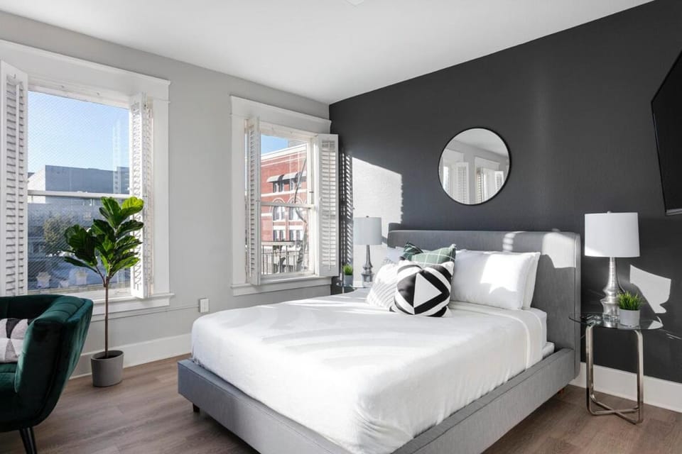 Walk to Gaslamp Designer 2BR w Premium Beds Apartment in Gaslamp Quarter