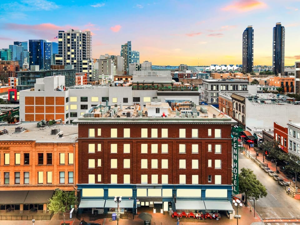 Walk to Gaslamp Designer 2BR w Premium Beds Apartment in Gaslamp Quarter