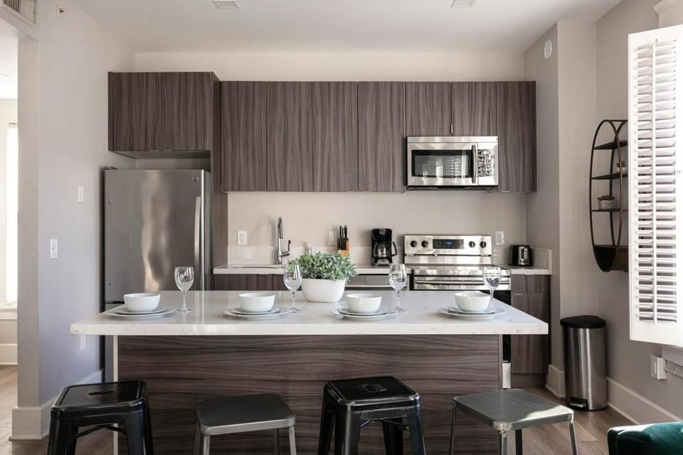 Walk to Gaslamp Designer 2BR w Premium Beds Apartment in Gaslamp Quarter