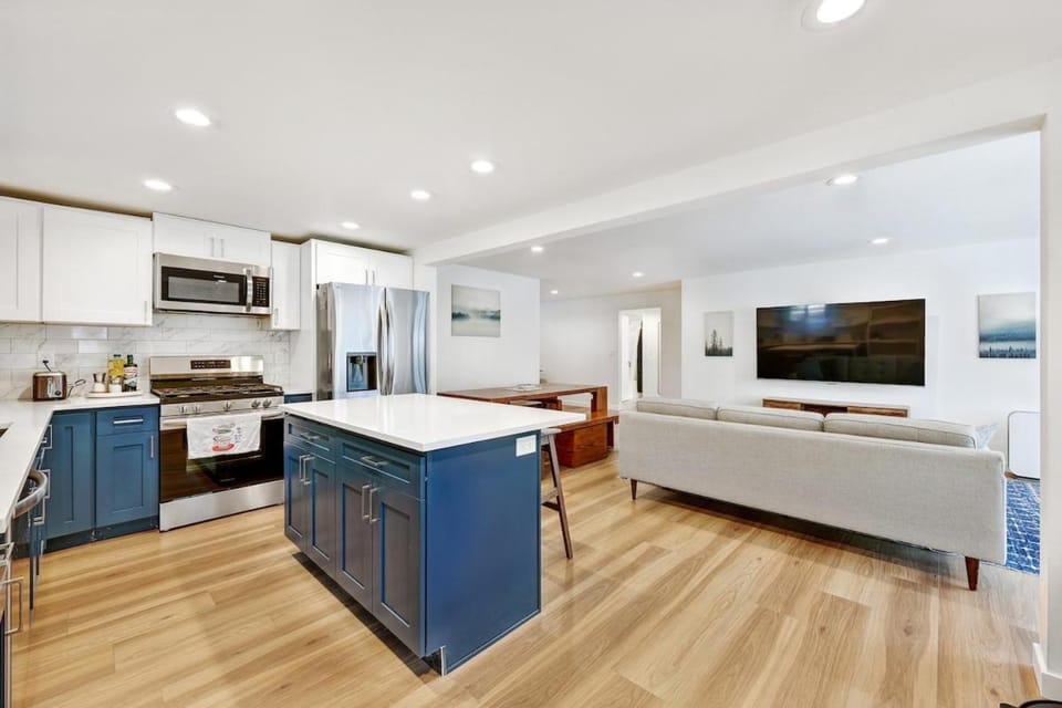 Modern West Seattle Suite - With AC - Sleeps 6 Apartment in Seattle