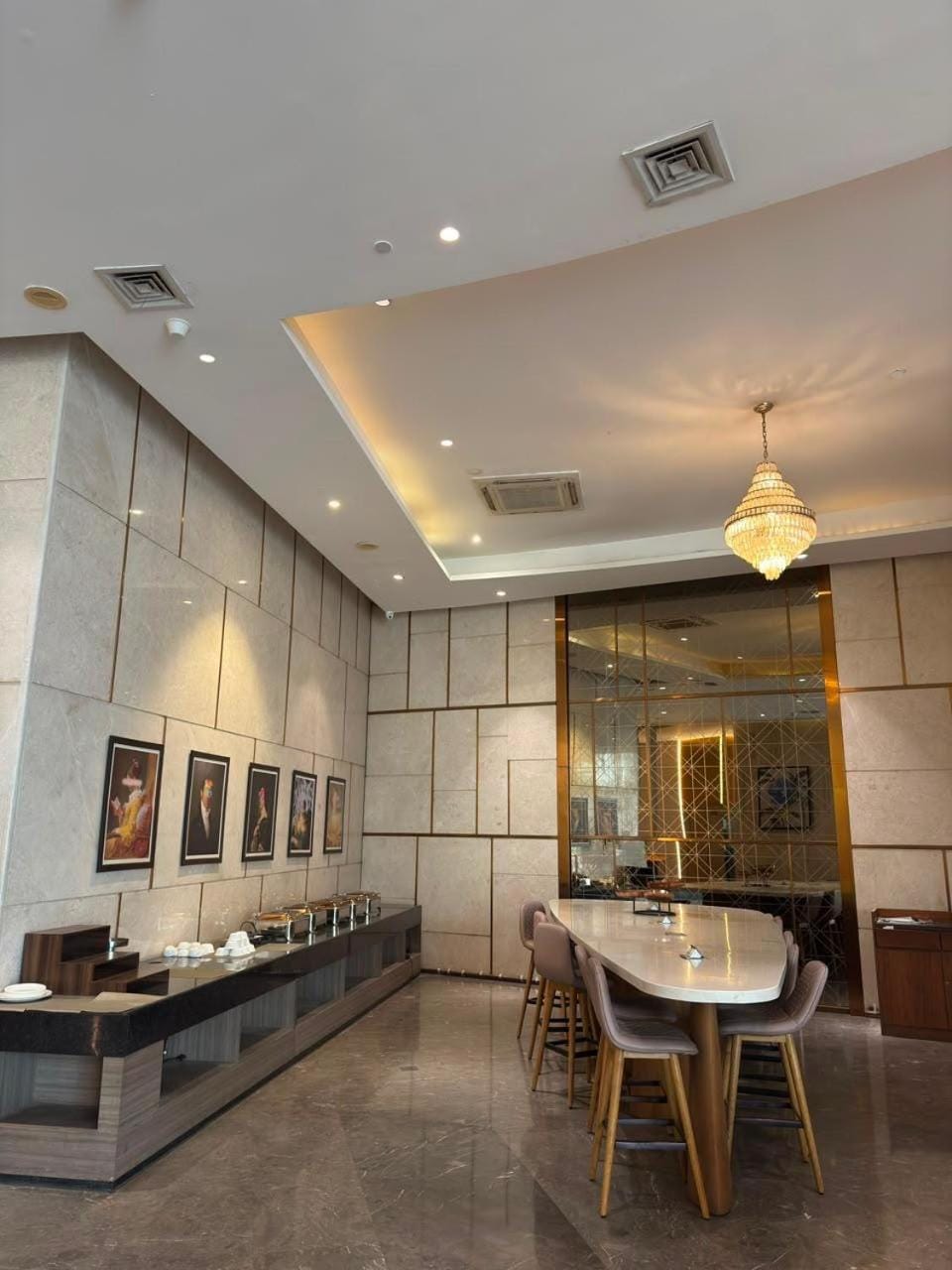 Majestic stay at Supernova Half day 11am-6pm Apartment in Noida
