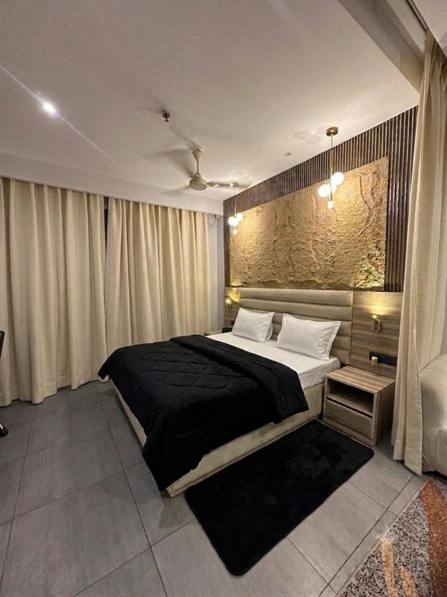Majestic stay at Supernova Half day 11am-6pm Apartment in Noida