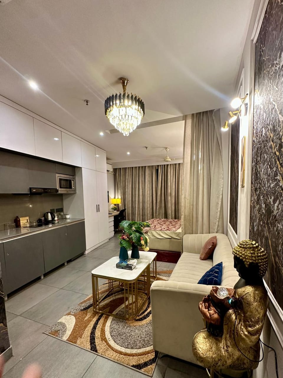 Majestic stay at Supernova Half day 11am-6pm Apartment in Noida