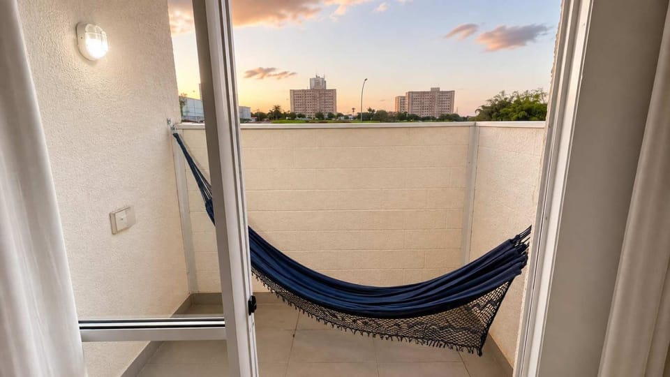 Apto Térreo aconchegante com Ar, Sacada e Home Office Apartment in Londrina