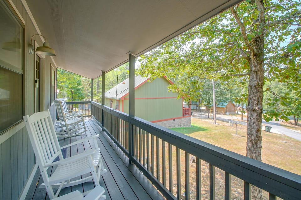 Steps to Lake! Cabin w/ Water Views in Hot Springs Cabin in Piney
