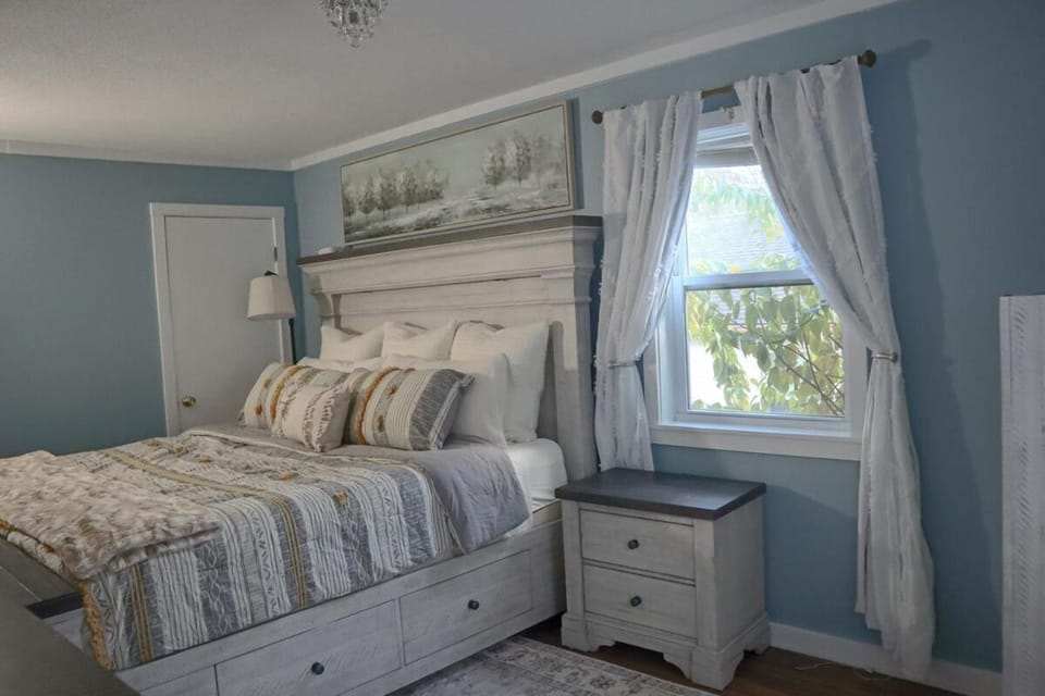 Lake Haven - Lakefront Getaway - Hot Tub, Decks, Fires & More House in Bristol