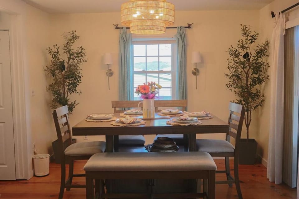 Lake Haven - Lakefront Getaway - Hot Tub, Decks, Fires & More House in Bristol