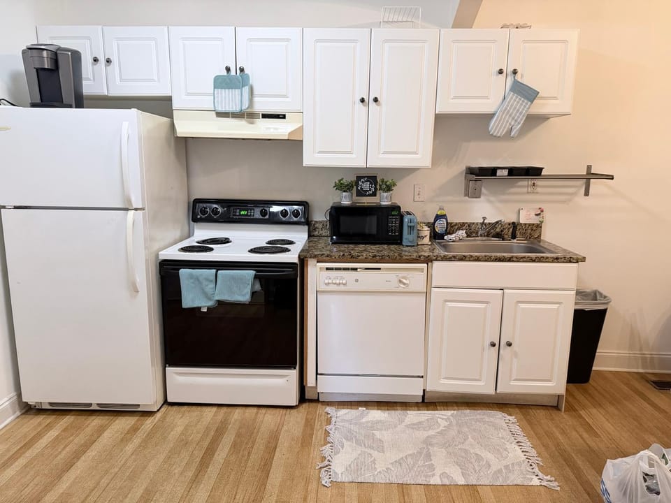 Coffee/tea facilities, Kitchen or kitchenette, oven, stove