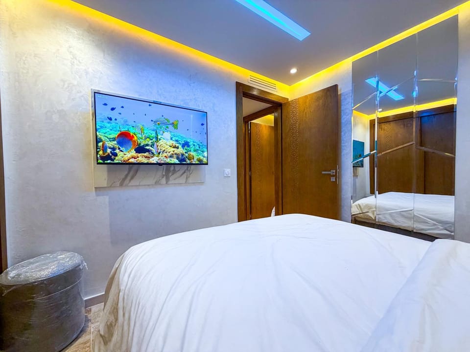 Bed, TV and multimedia, Photo of the whole room, Bedroom