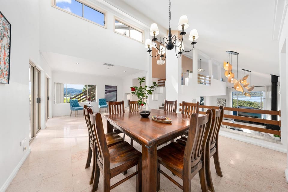Stunning Lakefront Home — Saratoga, Central Coast House in Central Coast