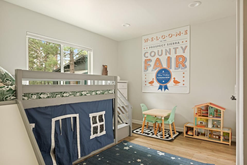 Famliy Cabin with Hot Tub, Playroom, 2 King Beds and Dog-Friendly Cabin in Big Bear