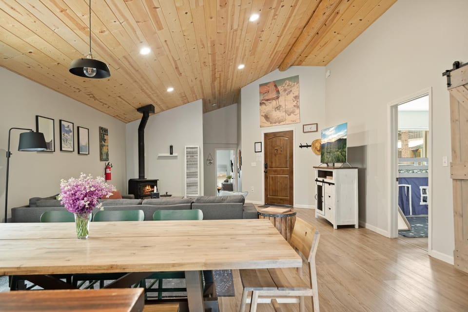 Famliy Cabin with Hot Tub, Playroom, 2 King Beds and Dog-Friendly Cabin in Big Bear