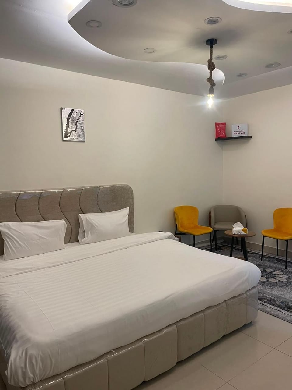 Bed, Living room, Photo of the whole room, Seating area, Bedroom