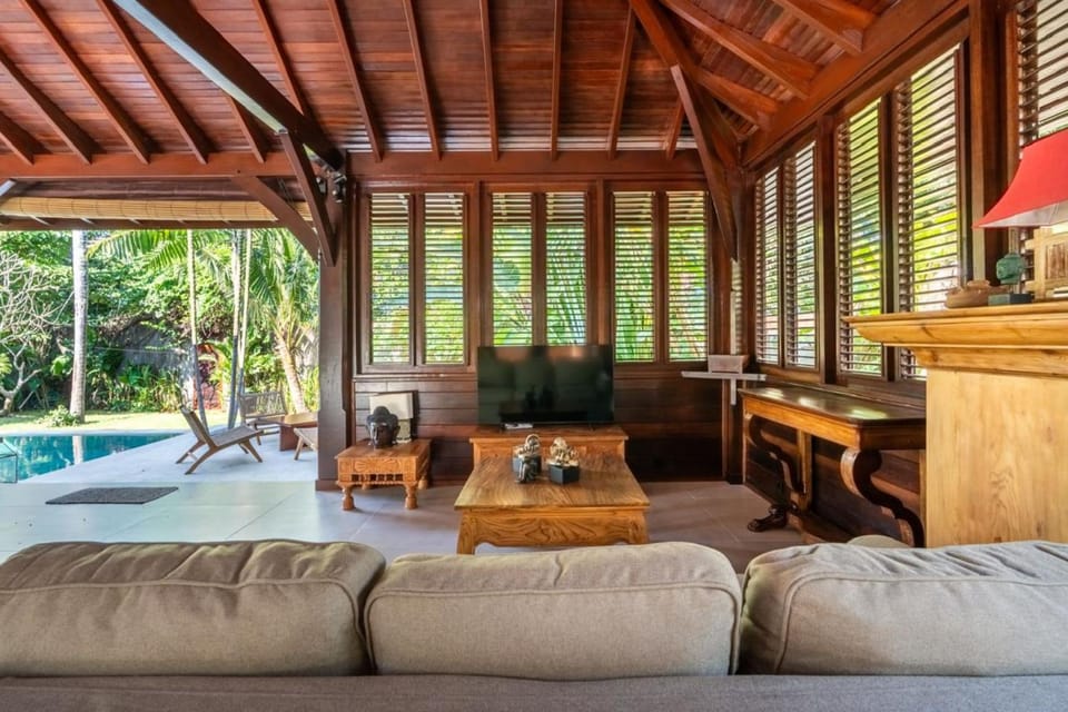 TV and multimedia, Living room, Pool view