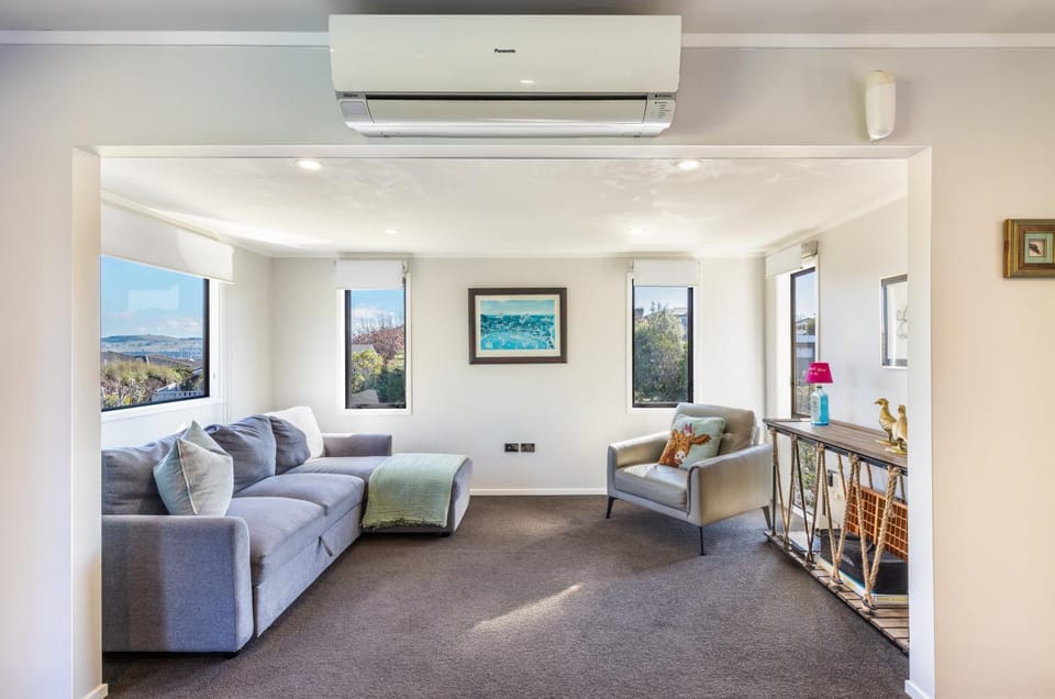 Living room, Seating area, air conditioner