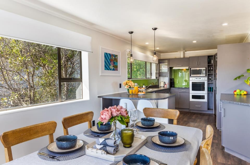 Kitchen or kitchenette, Seating area, Dining area, oven, pet friendly, stove