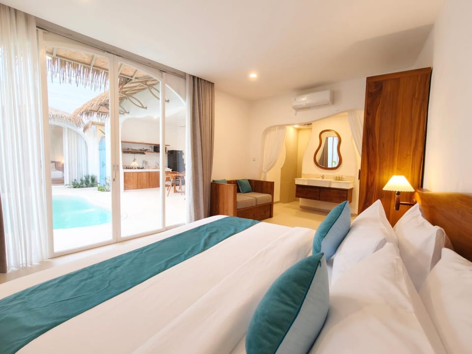 Bed, TV and multimedia, Photo of the whole room, Bedroom, Pool view, Swimming pool, air conditioner