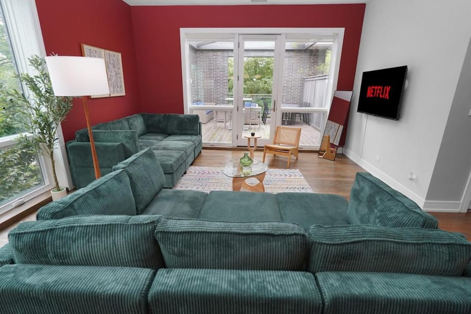 Little Italy 4BR Retreat with Optional Parking Apartment in Chicago