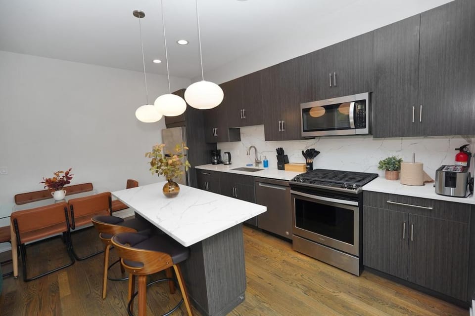 Little Italy 4BR Retreat with Optional Parking Apartment in Chicago