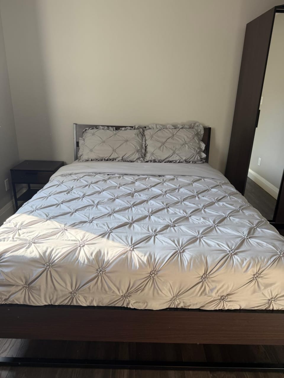 Private room with shared washroom Vacation rental in Windsor