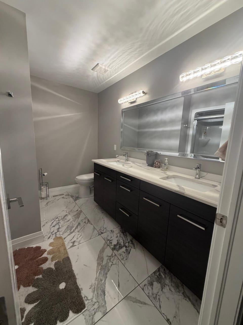 Private room with shared washroom Vacation rental in Windsor
